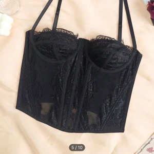 Korsett - Säljer min helt nya korsett då den är lite stor på mig! Perekt nu  till halloween 