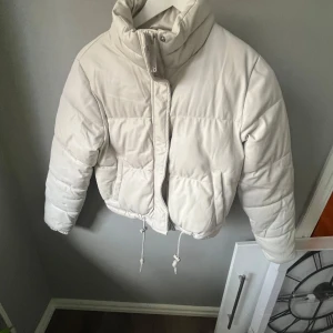 Vit pufferjacka från FB Sister - Säljer en snygg vit pufferjacka från FB Sister i storlek S. Jackan har en dragkedja och hög krage för extra värme. Perfekt för kyliga höst- och vinterdagar❄️. Den är i bra skick!  Jag säljer den för att den är för liten! skriv privat om ni har nå frågor💖