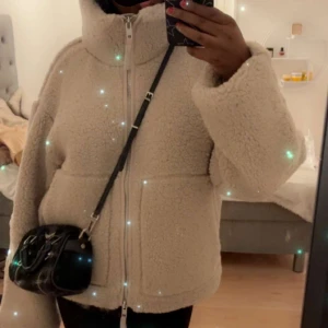 Teddy jacka hm - Säljer denna snygga teddy jacka. Har lite sminkfläckar skriv privat för bilder på det.