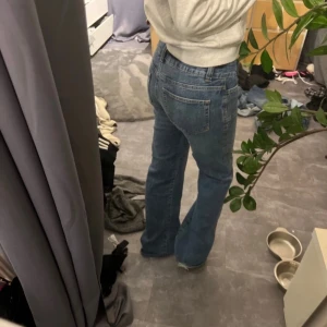 Jeans - Jeansen är näsyan aldrig använda, de är lite nedtrampade vid fötterna men syns knappt