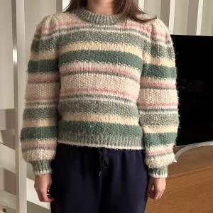 Flerfägad stickad tröja - Flerfärgad stickad tröja med puffärm från vero Moda i strl xs. Sparsamt använd och i gott skick. Skriv för mer info