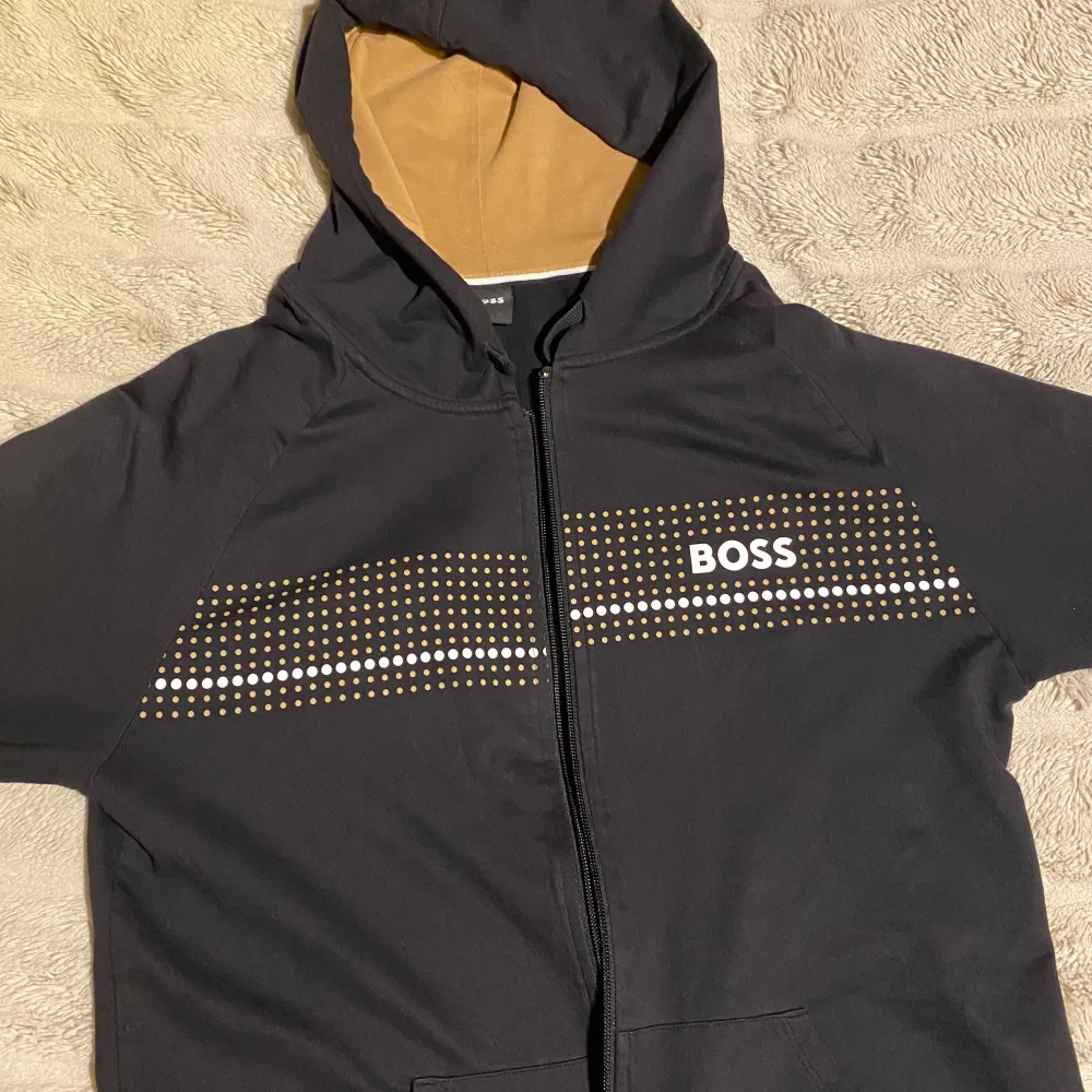 Snygg Boss hoodie köpt från Boozt ny pris 1,2k på rea. Äkta så klart. Mycket skön och ha på sig. Hoodies.