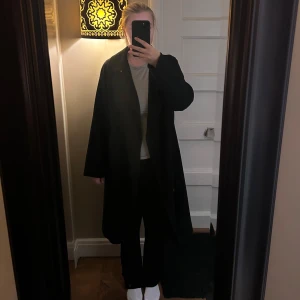 Svart höst/vinter kappa  - Använd fåtal gånger, bra skick och perfekt nu till det kallare. 