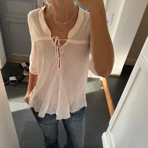Rosa trekvartsärmad topp - Rosa blus från Nolita DeNimes i fint skick. Ganska genomskinlig. Kan inte hitta storlek men skulle säga S eller M. Använd gärna köp nu!