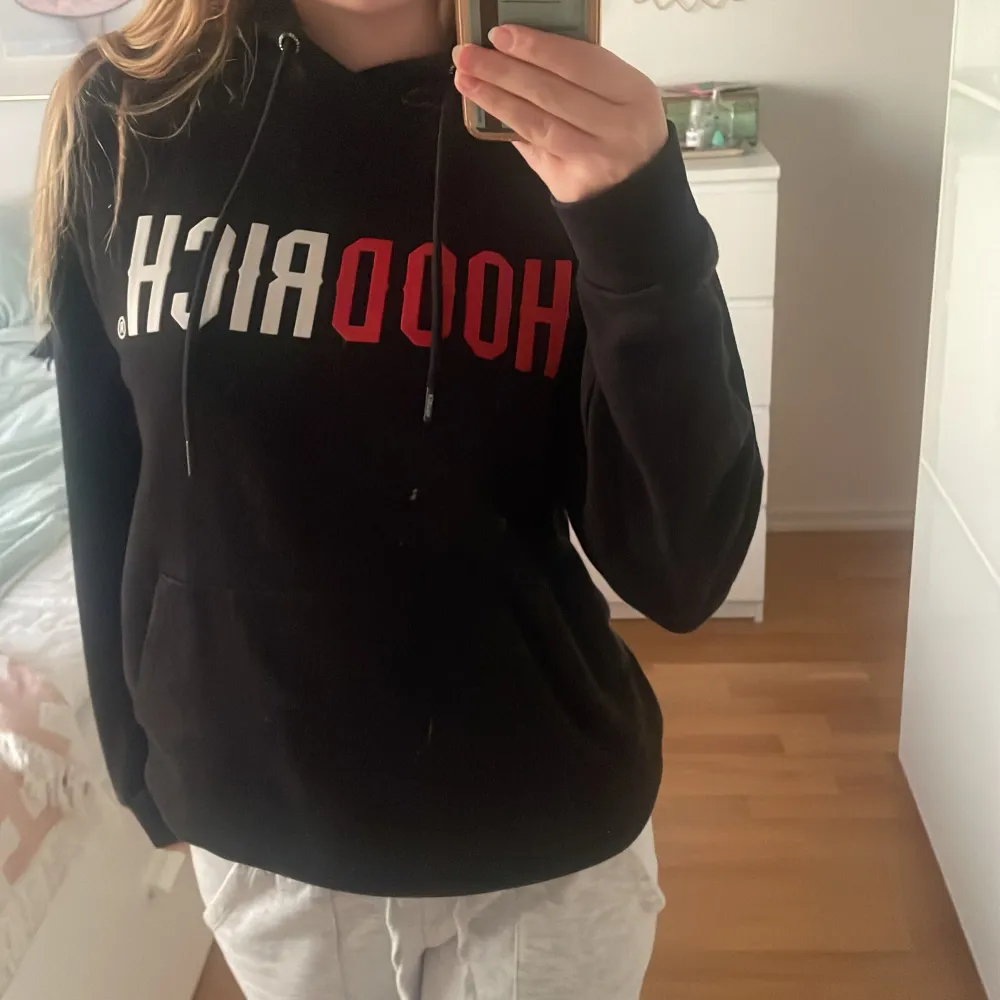 Hoodien är i nyskick men säljer pga att jag inte använder den, priset går att diskutera💘 hör av er om ni har frågor❤️. Hoodies.