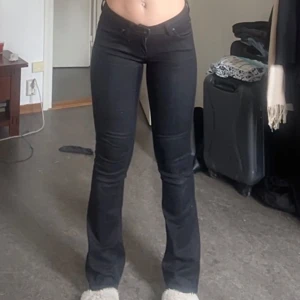 Lee jeans - Lågmidjade bootcut jeans från Lee. Bra skick. St W26 L 31. Jag är 165 och brukar ha XS/S, sitter bra. 