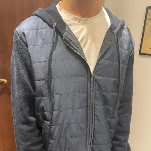 Cardigan - Hej! Säljer nu min sjukt feta moncler liknande cardigan från Kappahl. Jag köpte den förra året för 900kr och jackan går ej att köpa längre. Jag säljer den pga den börjar bli för liten och ska köpa en ny. Har använt den 3-4 gånger. Skriv vid frågor!