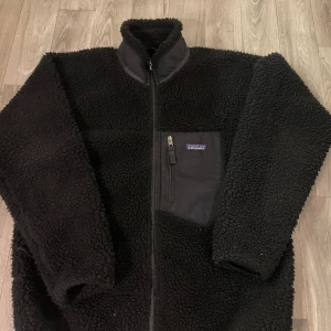 Patagonia fleece jacka - Säljer min Patagonia fleece nu vilket är perfekt inför vintern, Jackan är i storlek S men passar M och L då den är stor i storlek, skicka PM för frågor, Pris kan diskuteras💎