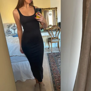 Weekday klänning - Långklänning i tajt passform. Mörkgrå färg. Stl XS/34. Jättesnygg. Från Weekday. Lik Skims klänningen. Bra skick, knappt använd.🖤