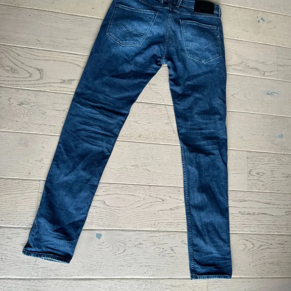 Säljer dessa replay anbass jeans som har användts en gång och är i nyskick.  W32 L34, säljs då de var för långa. Jeans & Byxor.