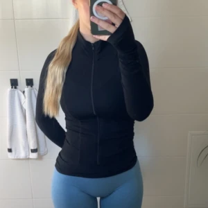 Zip up jacket  - En zip up från Gina tricot. Storlek s och knappt använd, inga defekter eller skador💕💕