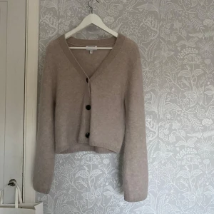 Kofta  - Säljer denna jätte fina kofta från other stories! Jätte bra skick. original pris 1200