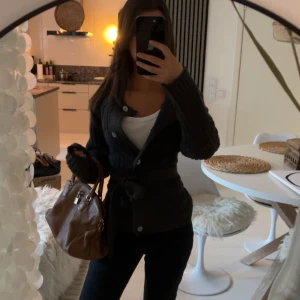 Mörk grå kofta - Intressekoll på denna fina kofta är osäker på om jag ska sälja denna eftersom den är så fin🍁🍂🧡