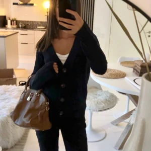 Mörkblå kofta med fickor - En superfin mörkblå kofta med knappar och fickor🧡🍁🍂