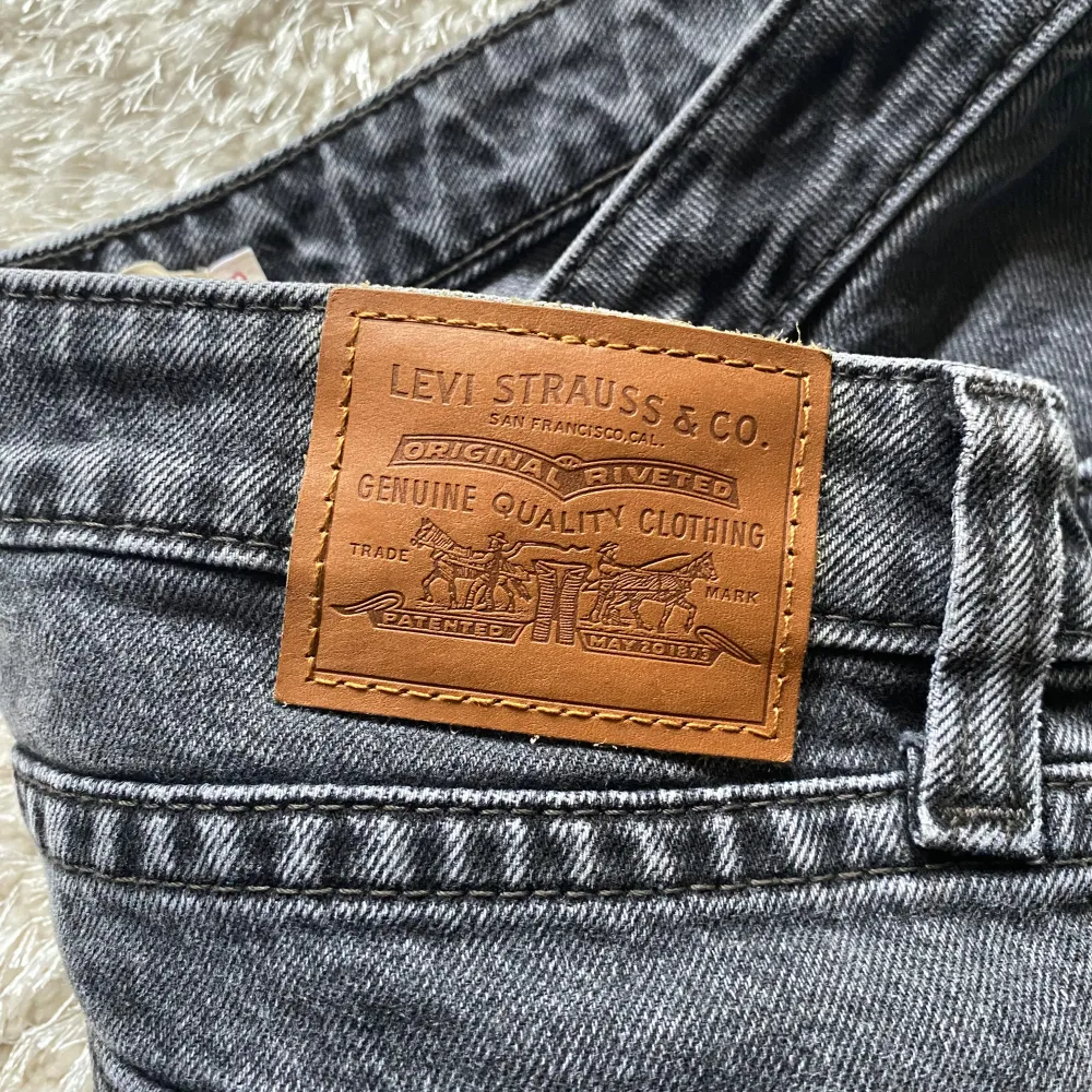 skitsnygga bootcut jeans från levi’s. Använda en gång. Har gjort ett extra knapphål på jeansen men går säkert att sy ihop om man inte vill ha de, syns knappt!! annars jättebra skick🥰 nypris 1500, säljer för 700. Säljer pga förstora. . Jeans & Byxor.