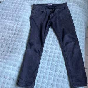 Gråa/svarta jeans från acne studios, de är storlek 33/32 men passar ungefär 32/31. De är i bra skick utan några som helst fläckar/slitningar