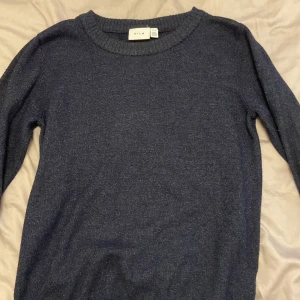 Stickad tröja navy bleu - Söt stickad tröja i mörkblå! Jätte fint skick, inte nopprig men använd. Storlek xs💞