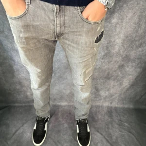 REPLAY ANBASS  - //Replay anbass jeans | Storlek W33/L32 | Benlängd 102cm/ Midja 45cm | Nypris runt 1800kr | för fler frågor eller funderingar skicka ett meddelande!