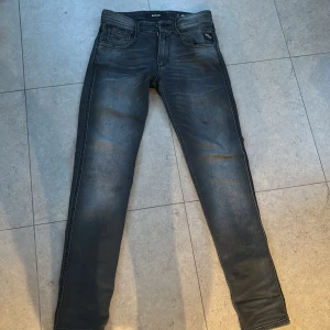 Replay Anbass  - Gråa replay anbass i nyskick. Storlek 27/32 men passar lite större i midjan. Hör av dig för fler bilder eller funderingar!