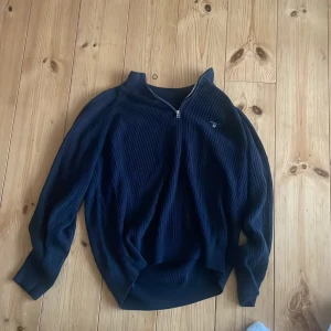 Gant half zip - Skitsnygg gant half zip! Säljs pga för liten för mig. Passar ca 168-175cm. Skicket är 9/10 inga tecken på användning! Hör av dig vid frågor! 🙌