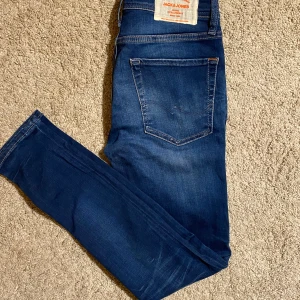 Jack & Jones Jeans - Söker dessa Jack & Jones jeans i nyskick och till ett väldigt bra pris. Storlek 27/30. Modellen är Skinny/Liam. Hör av er vid frågor eller funderingar🤝💯