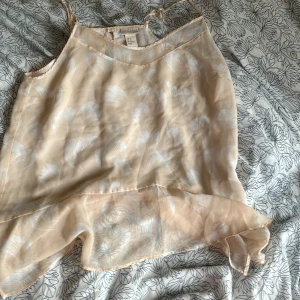 Väska ,linne  - Beiget linne med fjädrar på. Rosa söt väska också från h&m  