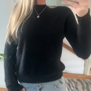 Stickad svart  - Stickad svart som är super skön. Passar flesta storlekar skulle jag säga. Kom privat för fler frågor ❤️