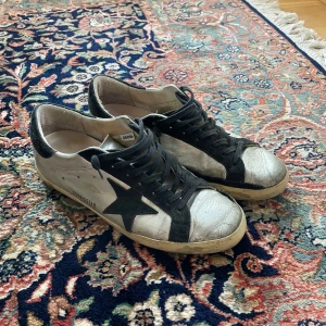 Golden goose - Golden goose superstars! Storlek - 42  Riktigt sköna skor, använda men fortfarande liv kvar! Finns lite slitningar bak på hälarna (bild 3). Inget og medföljer. 
