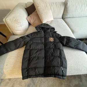 Ny köpt polo club  jacka bra till vintern 😁❄️🌌 - Jätte bra skick har använt runt 7till 10 gånger är som sprillans ny och bra till vintern. Inga hål och inga slitningar 