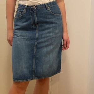 Jeanskjol från Boomerang - Säljer en klassisk jeanskjol från Boomerang i storlek M. Kjolen är i en snygg blå denimfärg och har en normal passform. Perfekt för både vardag och avslappnade tillfällen. Den har fickor både fram och bak samt en bekväm längd som slutar strax ovanför knäna.
