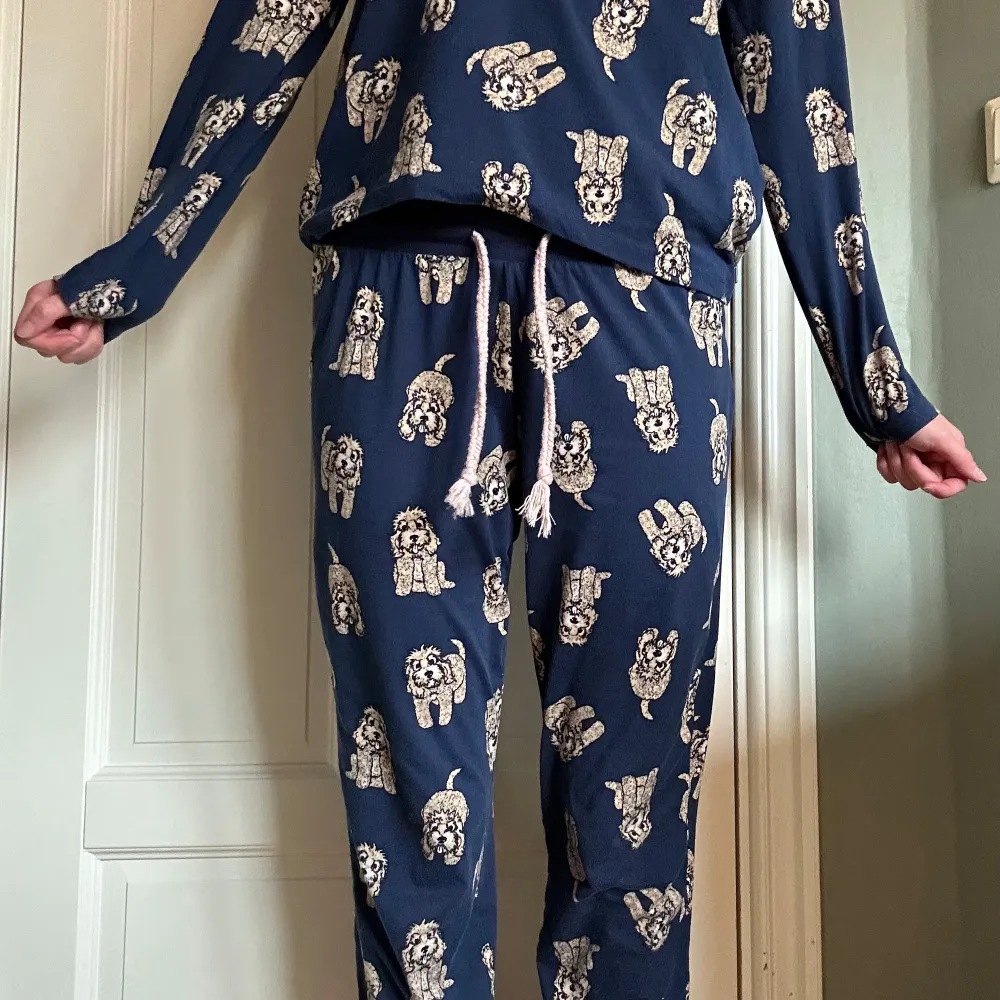 Supersöt pyjamas från Chelsea Peers! Originalpriset var någonting runt 500! Jättebra skick 💛 Stretchigt material!. Övrigt.