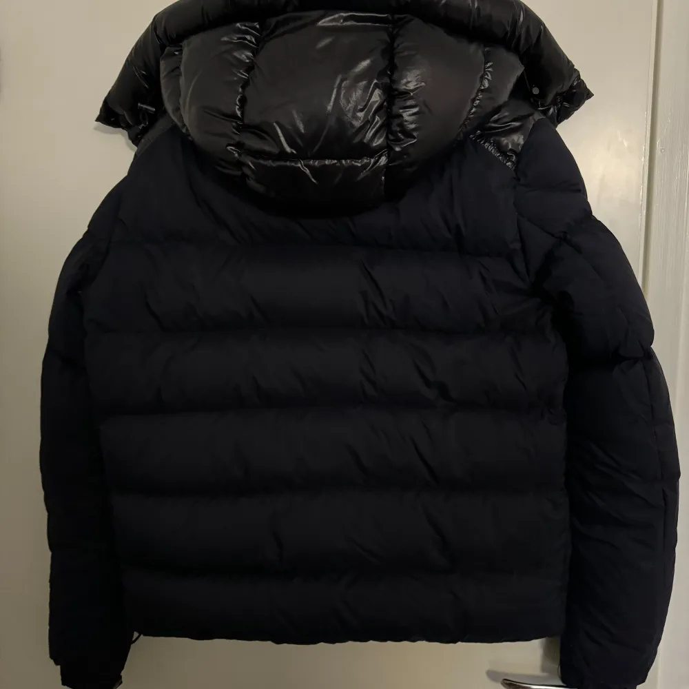 Moncler Aubrac, storlek 3. Mycket fint skick, kommer med kvitto.. Jackor.