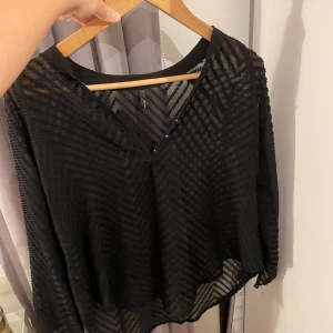 Svart blus - Svart tunn blus, storlek L men passar mig som är s/m
