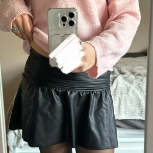 Snygg skinnkjol från Gina Young - Fin skinnkjol från Gina Young i stl.146-152, passar dock samma som XS. Aldrig använd av mig! Nån fundering? Hör av dig💞