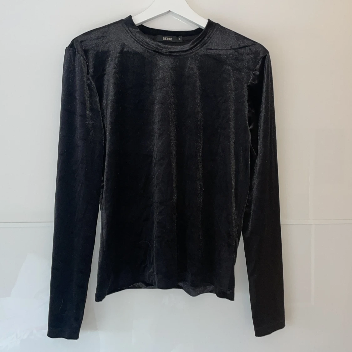 Svart sammetströja från BikBok