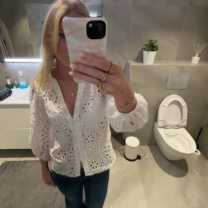 Vit blus - Så fin blus, kommer tyvärr inte till användning🩷