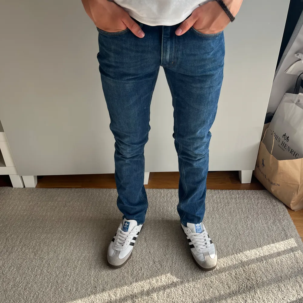 Hej! Säljer detta riktigt schyssta paret Acne Studios jeans! Gott skick och inga defekter! Nypris runt 2000kr, mitt pris 249! Vid minsta fundering tveka inte att kontakta mig via pm! //JeansLabbet. Jeans & Byxor.