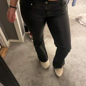 Skinnbyxor only - Säljer mina skinnbyxor från only, low waisted, bootcut. Andvända enstaka gånger. Kommer inte till någon användning längre därföt jag säljer. Original pris 529 säljer för 350