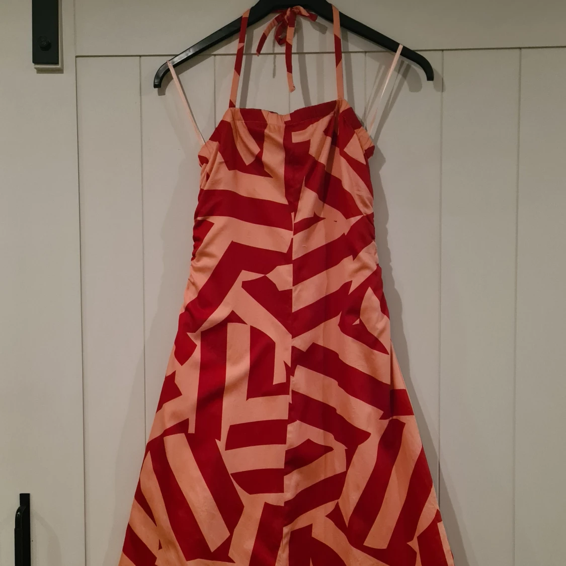 Röd och rosa mönstrad klänning - 90