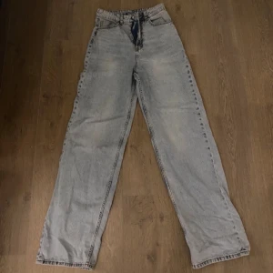 Ljus blåa jeans  - Aldrig använda. Därav vill jag bli av med dem, hör gärna av dig om du har några frågor💕