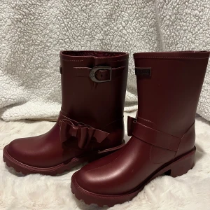 Juicy couture stövlar, vinröd, US 9 - Fint skick på stövlar från Juicy Couture, storlek 9 i US. Ej använda av mig då de var lite stora (jag har 38-39), köpta second hand.  Obs! Vet ej om storlek 40 motsvarar US 9 exakt. Säljes som storlek US 9.