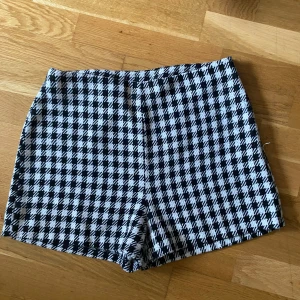Shorts - Jättefräsiga shorts i skoj mönster!  Kedjan är lite seg men funkar fullt 