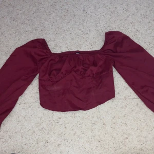 Röd långärmad tröja  - Bara använts en gång:)