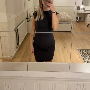 Mörkgrå klänning - Mörkgrå klänning från Gina i storlek S, använd fåtal gånger så i nyskick.  Stretchigt material!