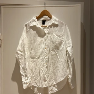 Vit linneskjorta - Vit linneskjorta med bröstficka.