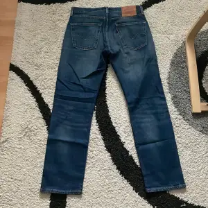 Säljer dessa tvär feta Levi’s 501 mörkblåa jeans i strl W31 L30 Köptes för 999:-. Har ägt de i 6 månader men bara använt de en gång. Använder inte de längre för de är för stora för mig. Pris kan diskuteras!