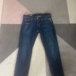 Replay Anbass - Blåa replay anbass jeans😍En fet tvätt på dom håller på att utvecklas😎 10/10 skick💯 Storleken är 31W-32L💫 Tveka inte på att fråga vid minsta lilla fundering😊