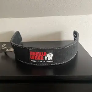 4 Inch Powerlifting Lever Belt – Kvalitativt styrkebälte från Gorilla Wear med robust design, maximalt stöd och snabbspänne!  