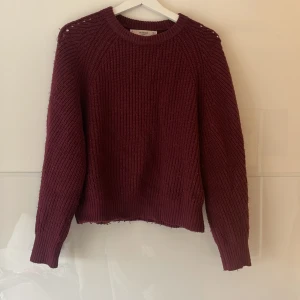 Mango stickad tröja - En vinröd stickd tröja från mango, förekommer noppor (se bild 4), en faktiskt varm tröja!!🍂🌸