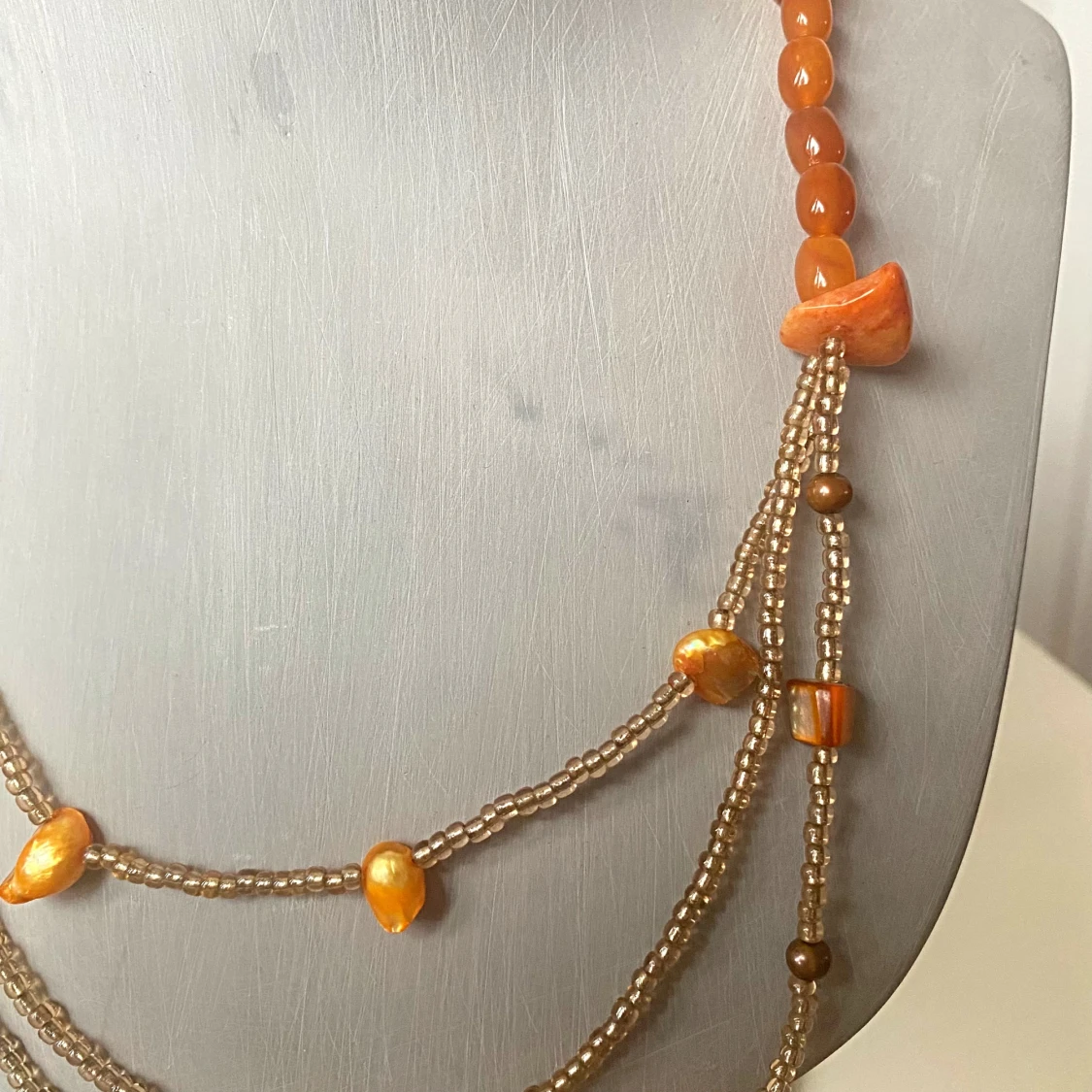 Långt halsband med orange pärlor - 90